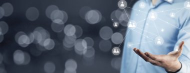 İşadamı ile sanal sosyal medya simgeler