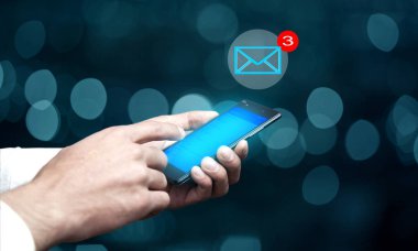 İşadamı, simge ekran üzerinden kısa mesaj gönderme