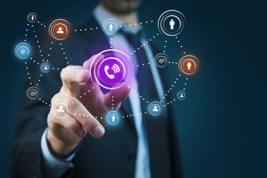 Genç işadamı sosyal technology network sayfasında ekran dokunaklı