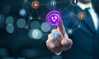 Genç işadamı sosyal technology network sayfasında ekran dokunaklı