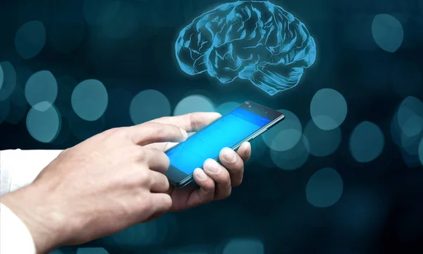 携帯電話の画面上の脳を持ったビジネスマン — ストック写真