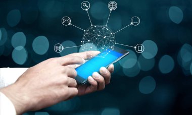 telefon ile daire küresel ağ bağlantısı simgesi tutan adam