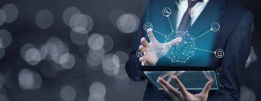 Tablet ile daire küresel ağ bağlantısı simgesinin üzerine ekran ile el