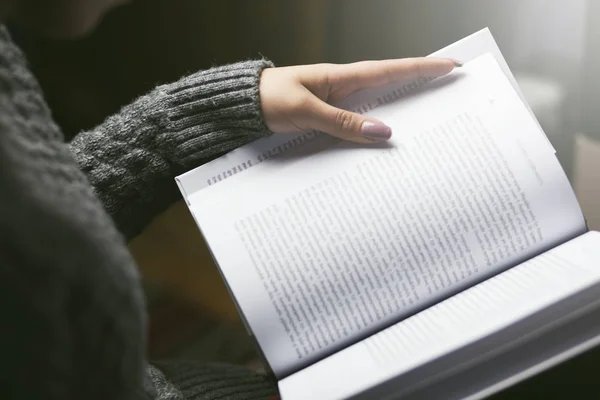 Primo Piano Mani Femminili Con Libro — Foto Stock