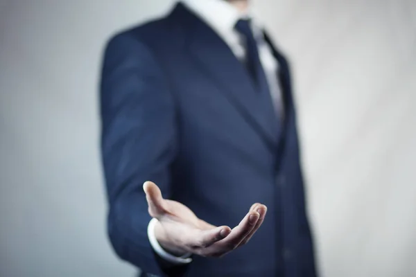 Uomo Piedi Mostrando Mano Tesa Con Palmo Aperto — Foto Stock