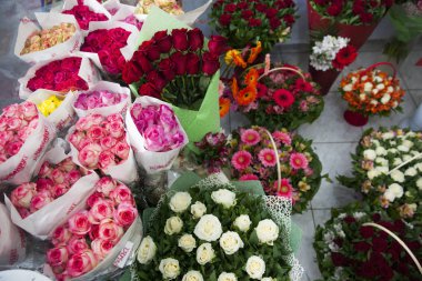 dükkanda farklı güzel çiçekler