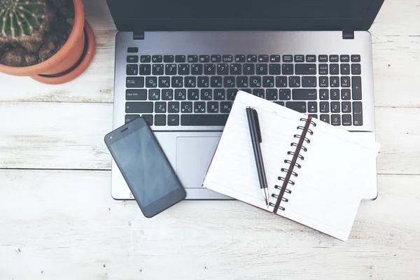 Kladblok Met Telefoon Het Toetsenbord Bureau — Stockfoto