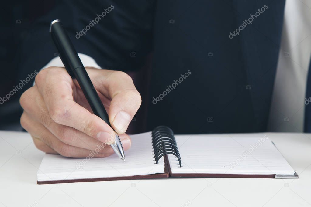 Mano Uomo D'affari Con Penna Che Scrive Blocco Note - Foto Stock: Foto,  Immagini © Tiko0305 219733054