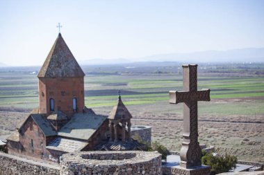 Güneşli bir gün kilisede Khor Virap görünümünü