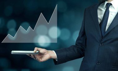 Telefon büyüme diyagram ile ekran üzerinde tutan adamın el