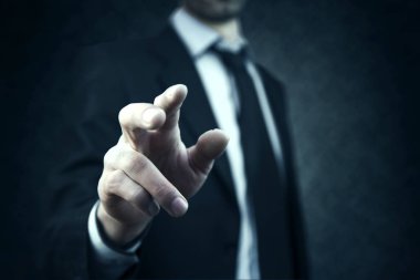 adam el sanal ekranda hayali bir düğmeye basarak