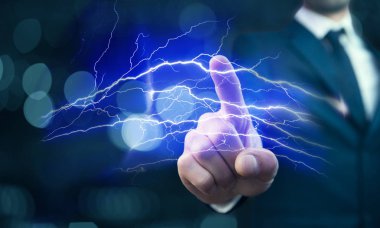 Koyu mavi zemin üzerine elektrik yıldırım çarpması dokunmadan erkek eli