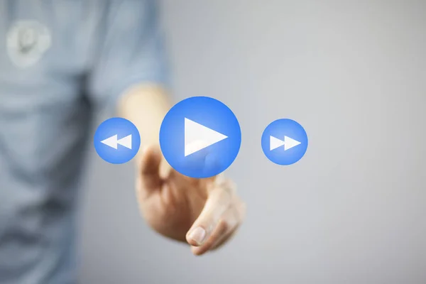 Dokunmatik ekranda Yürüt düğmesine basarak işadamı el