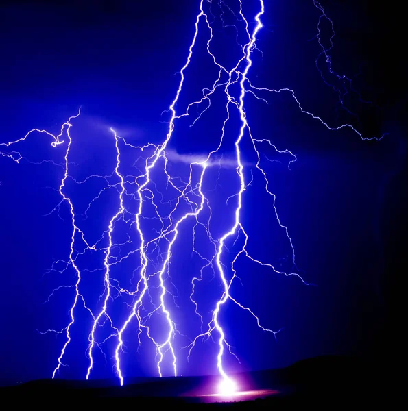 Blitzschlag Auf Dunkelblauem Hintergrund — Stockfoto