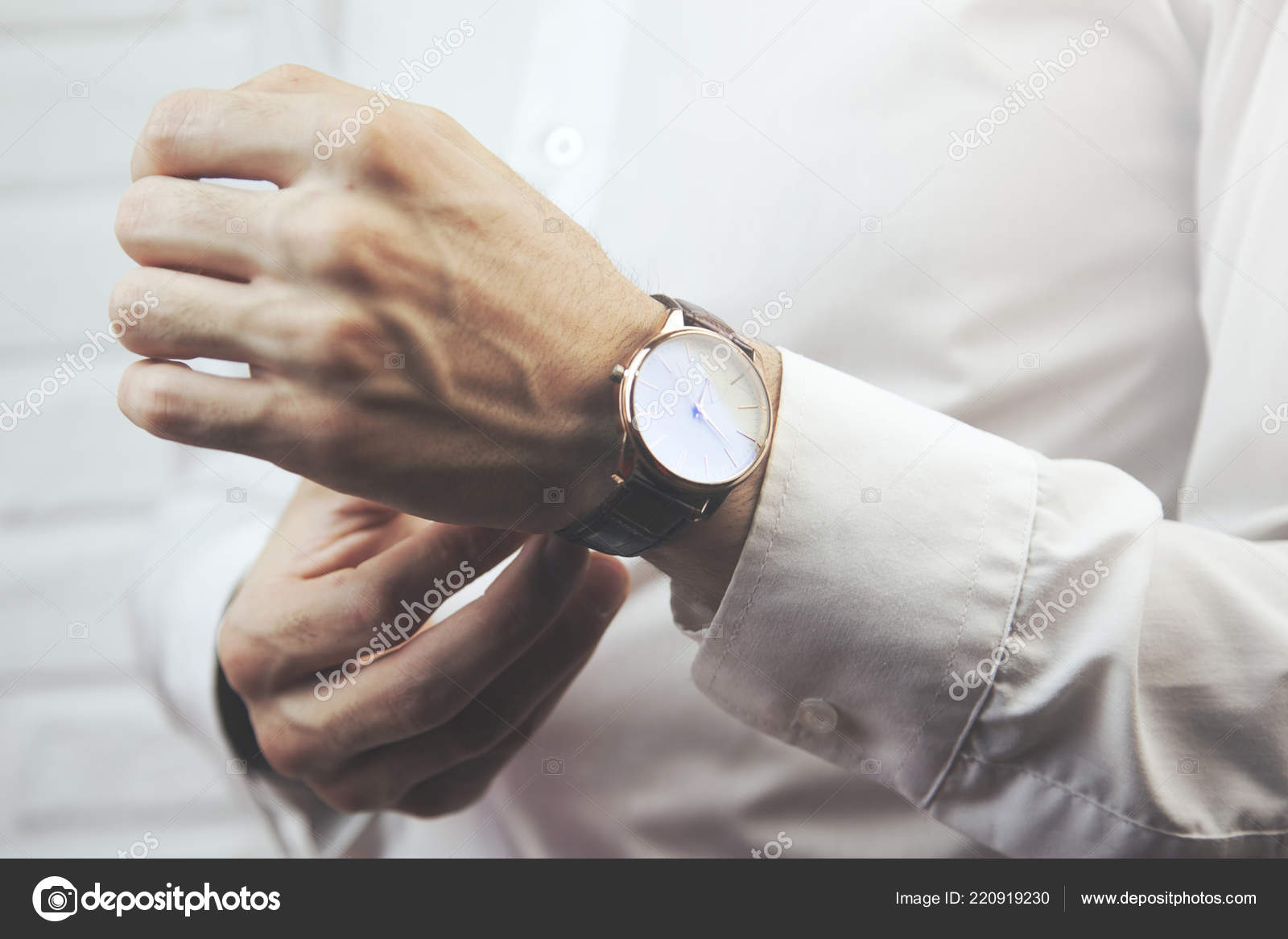 Las Manos Del Hombre Con Reloj Cerca Foto de stock 220919230 Tiko0305