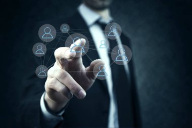 genç işadamı dokunmadan sosyal ağ simgesini 