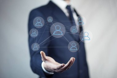 sosyal ağ simgesinin üzerinde el ile genç işadamı