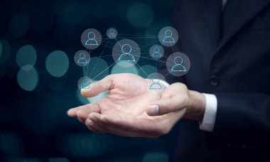 genç işadamı ile sosyal ağ simgesini 