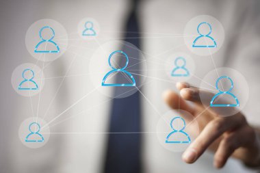 genç işadamı dokunmadan sosyal ağ simgesini 