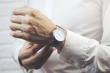 adamın elleri ile bir saat kadar yakın