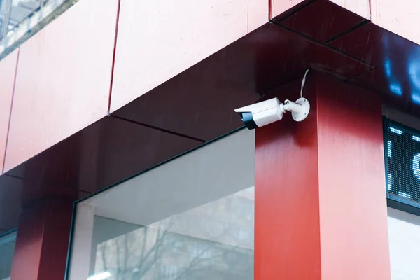Белая Камера Безопасности Сером Офисном Здании — стоковое фото