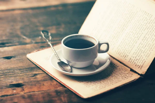 Tazza Caffè Libro Aperto Vecchio Tavolo Legno — Foto Stock