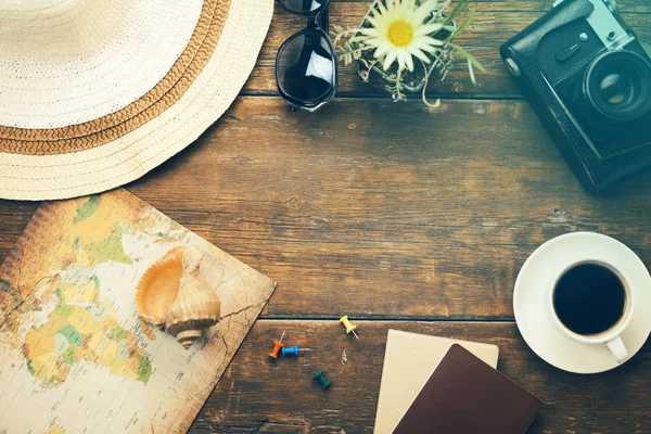 木製のテーブルでの旅行や休暇の項目 — ストック写真