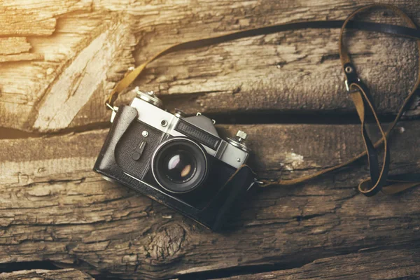 Retro Camera Bruin Houten Tafel Achtergrond — Stockfoto