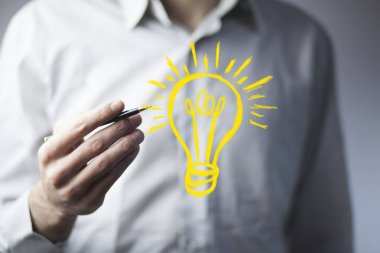 Ampul dokunmatik ekranda çizim iş adamın elini