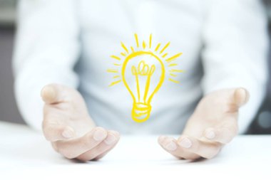 ampul simgesi üzerinde el ile iş adamı