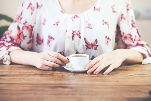 女人的手里拿着杯咖啡 — 图库照片