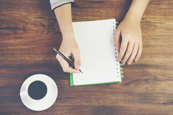 Mains Femme Avec Bloc Notes Tasse Café — Photo