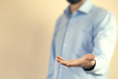 adam bir şey elini üzerinde gösterilen