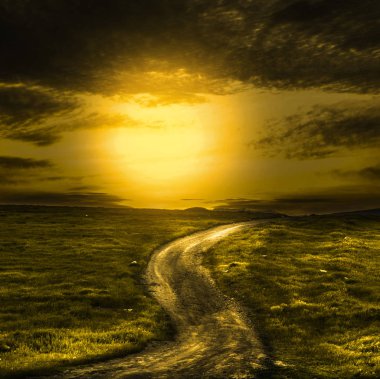 güzel dağ manzarası ve gün batımında yol