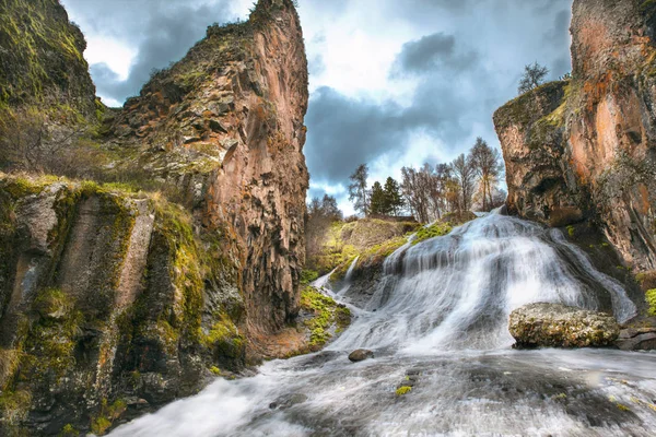 Красивий Високий Водоспад Красивий Ліс — стокове фото