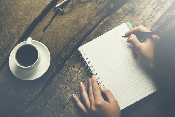 Vrouw Handen Met Kladblok Kopje Koffie — Stockfoto