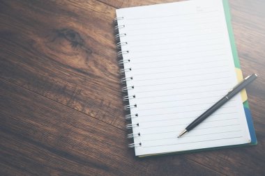 ahşap bir masa üzerinde döşeme beyaz boş sayfaları ile boş bir not defteri açın