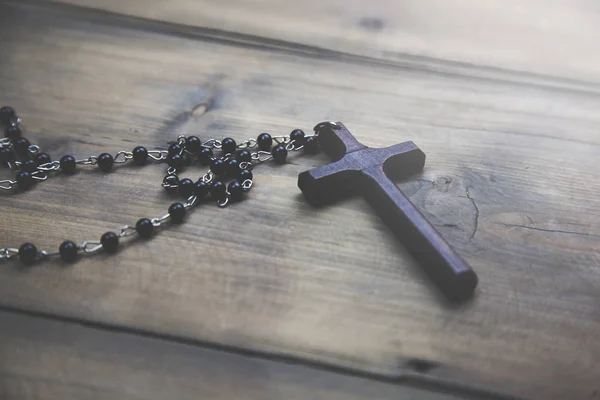 木制桌子底座上的木制十字架 — 图库照片