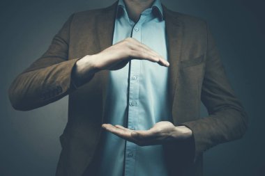 Bir şey sunmak stüdyoda iş adamın eller 