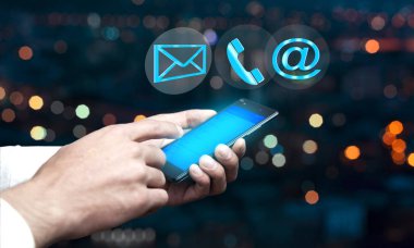 Telefonunuzun ve bokeh arka plan üzerinde işadamı