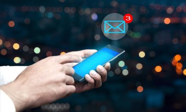 adamın telefon mesaj simgesi üzerinde kullanarak. 