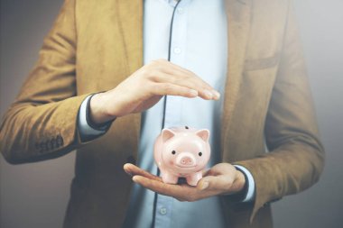 Bir kumbara holding iş adamı
