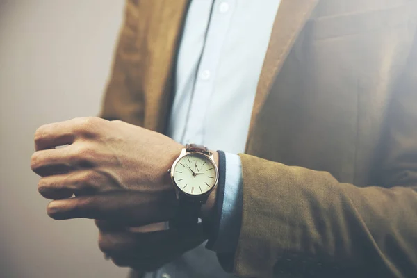 Jeune Homme Affaires Portant Une Montre Élégante Belle — Photo