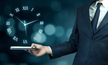 Telefon ekran üstünde saat simgesi ile işadamı yardım