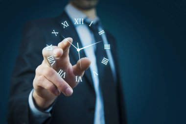 Saat ekranda dokunmadan işadamı el