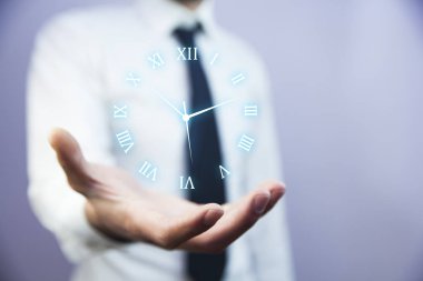 Saat simgesi tutan işadamı el 