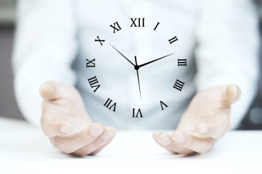 Saat simgesi eller yukarıda sunmak işadamı 