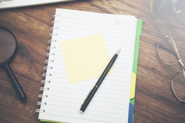 Not defteri ve sabit masa üstünde klavye ile