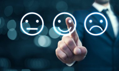 Gülen yüz simgesi işaret eden işadamı