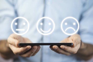 Tablet ile yüzler kutsal kişilerin resmi ile işadamı